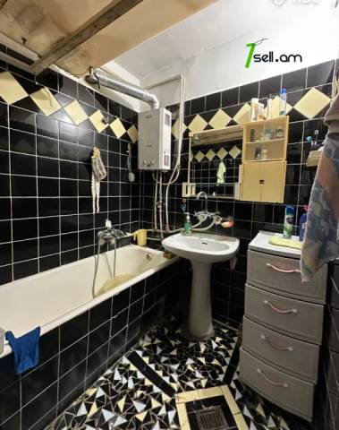 3 սենյականոց բնակարան Մամիկոնյանց փողոցում, 77 քմ, նախավերջին հարկ, կապիտալ վերանորոգված, քարե շենք