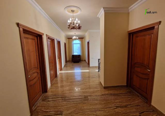 Երեք հարկանի քարե տուն Գևորգ Հովսեփյանի փողոցում Նորք Մարաշում, 1900 քմ, 3+ սանհանգույց