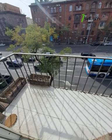 2 սենյականոց բնակարան Մեսրոպ Մաշտոցի պողոտայում, 45 ք.մ., 3/5 հարկ, եվրովերանորոգված, քարե շենք