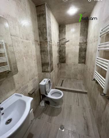 3 սենյականոց բնակարան նորակառույց շենքում Գրիբոյեդով փողոցում, 70 ք.մ., բարձր առաստաղներ, 12/16 հարկ