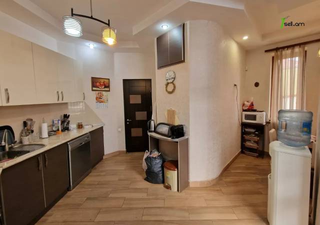 Երեք հարկանի քարե տուն Կարապետյան փողոցում Աջափնյակում, 470 ք.մ., 3+ սանհանգույց