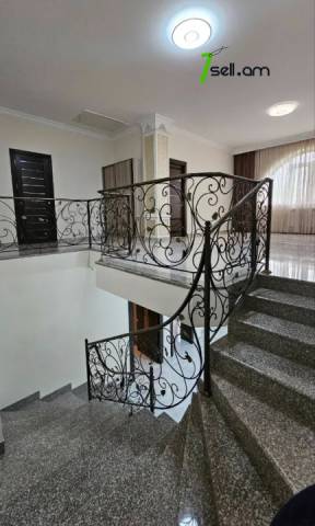 Երկու հարկանի քարե տուն Նոր Արեշի 7-րդ փողոցում Էրեբունիում, 520 քմ, 3+ սանհանգույց