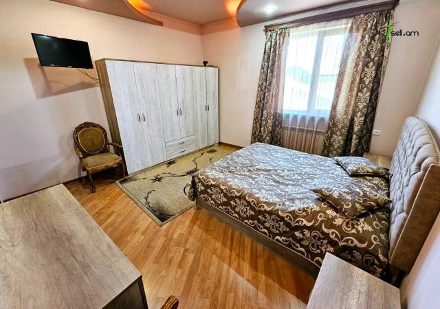 Երկու հարկանի քարե տուն Օստրովսկու փողոցում կենտրոնում, 380 քմ, 2 սանհանգույց, եվրովերանորոգված