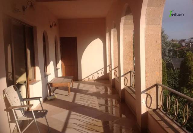 Երկու հարկանի քարե տուն Վարշավյան փողոցում Քանաքեռ Զեյթունում, 800 ք.մ., կապիտալ վերանորոգված