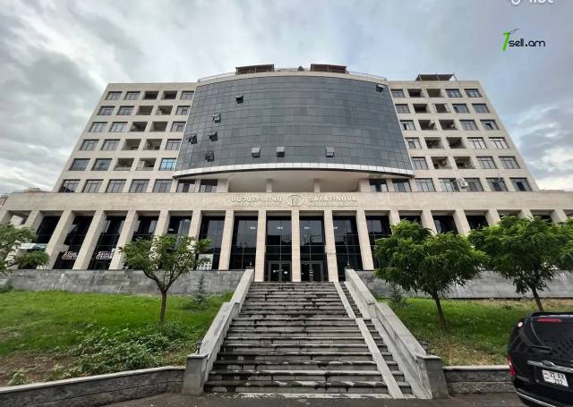 3 սենյականոց բնակարան նորակառույց շենքում Միքայել Նալբանդյանի փողոցում, 78 ք.մ., բարձր առաստաղներ