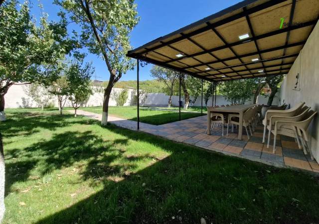 Երկու հարկանի քարե տուն 1-ին փողոցում Բյուրեղավանում, 700 քմ, 3+ սանհանգույց, կապիտալ վերանորոգված