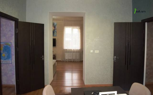 Երկու հարկանի քարե տուն, Ղարսի խճուղի Գյումրիում, 298 ք.մ., 2 սանհանգույց