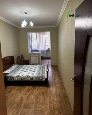 2 սենյականոց բնակարան Արամ Խաչատրյանի փողոցում, 60 ք.մ., 2/5 հարկ, կապիտալ վերանորոգված, քարե շենք
