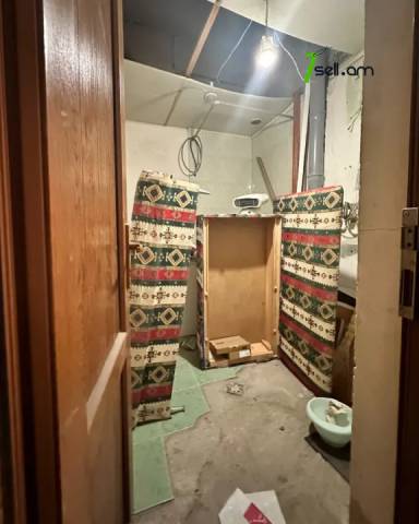 1 սենյականոց բնակարան Պարոնյան փողոցում, 32 ք.մ., բարձր առաստաղներ, կոսմետիկ վերանորոգում, քարե շենք