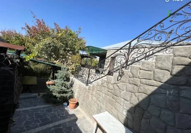 Երկու հարկանի քարե տուն Առափնյա փողոցում Եղվարդում, 207 ք.մ., 2 սանհանգույց