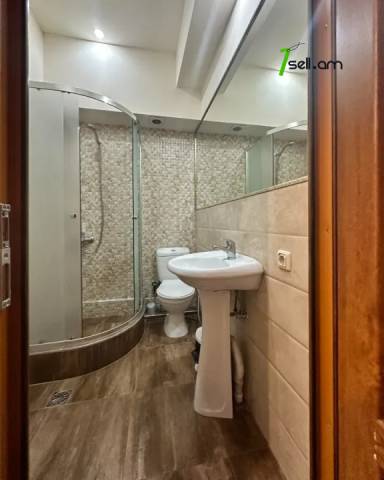 4 սենյականոց բնակարան Հանրապետության փողոցում, 82 քմ, նախավերջին հարկ, 3+ սանհանգույց