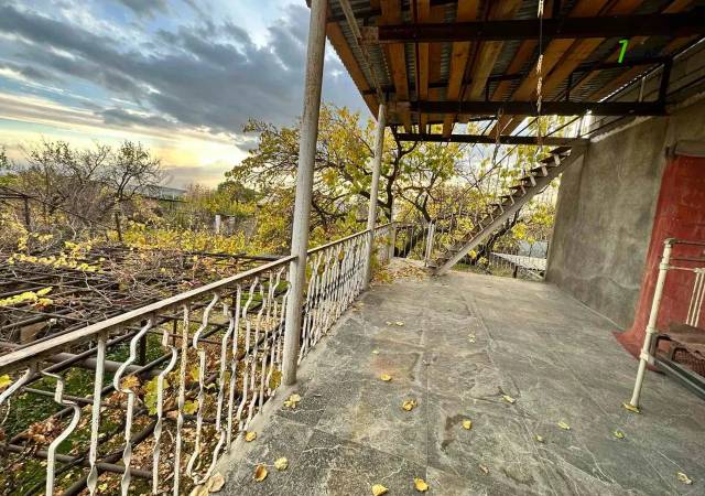 Երկու հարկանի քարե տուն 19-րդ փողոցում Շենգավիթում, 500 քմ, 2 սանհանգույց, կապիտալ վերանորոգված