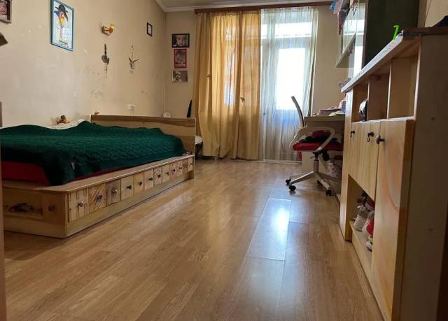 3 սենյականոց բնակարան Պուշկինի փողոցում, 106 ք.մ., 2 սանհանգույց, բարձր առաստաղներ, մի քանի պատշգամբ