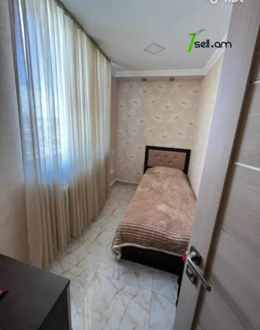 3 սենյականոց բնակարան Էզրաս Հասրաթյանի փողոցում, 65 ք.մ., մի քանի պատշգամբ, 4/9 հարկ