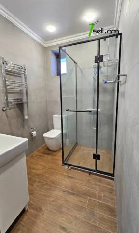 Երկու հարկանի քարե թաունհաուզ, Գ-1 թաղամաս Աջափնյակում, 400 քմ, 2 սանհանգույց, կապիտալ վերանորոգված