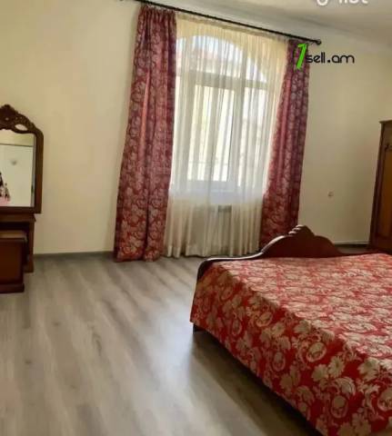 Չորս հարկանի քարե տուն Սիմեոն Երևանցու փողոցում կենտրոնում, 550 քմ, 3+ սանհանգույց