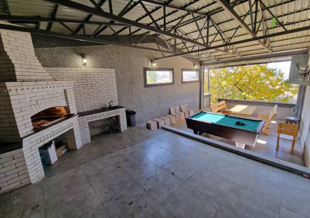 Երկու հարկանի քարե տուն Հաղթանակի փողոցում Ձորաղբյուրում, 500 ք.մ., 3+ սանհանգույց, եվրովերանորոգված