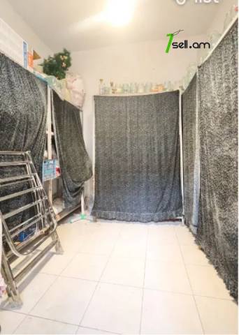 Երեք հարկանի քարե տուն Տիգրան Մեծի պողոտայում Էրեբունիում, 372 ք.մ., 2 սանհանգույց, եվրովերանորոգված