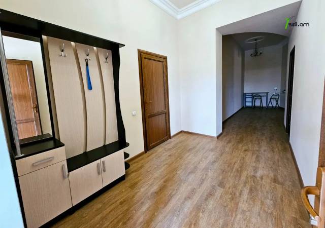Երկու հարկանի քարե տուն, Գ-1 թաղամաս Աջափնյակում, 1200 ք.մ., 2 սանհանգույց, կապիտալ վերանորոգված