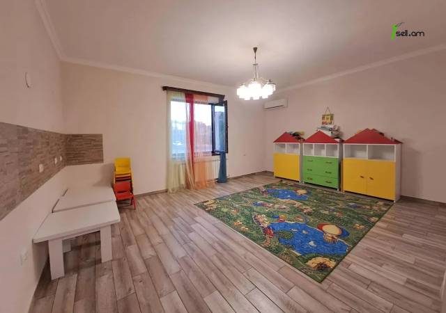 Բազմաֆունկցիոնալ գույք Գյուրջյան փողոցում Նոր Նորքում, 400 ք.մ.