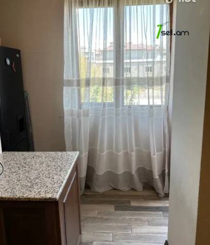 3 սենյականոց բնակարան Մոլդովական փողոցում, 82 ք.մ., 3/5 հարկ, կապիտալ վերանորոգված, քարե շենք