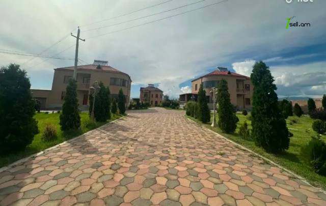 Երկու հարկանի քարե տուն Սիլիկյանի 8-րդ փողոցում Աջափնյակում, 270 քմ, 3+ սանհանգույց, մեծ հողամաս