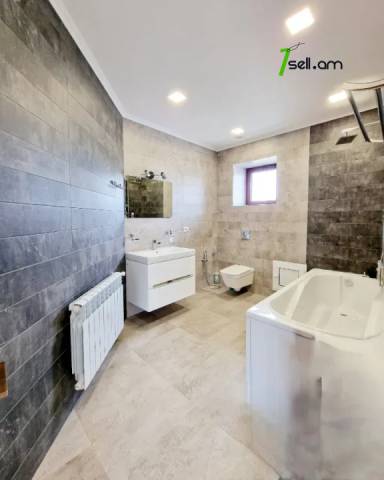 Չորս հարկանի տուն Առինջի 21-րդ փողոցում Առինջում, 950 ք.մ., 3+ սանհանգույց