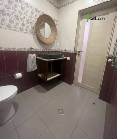 4 սենյականոց բնակարան նորակառույց շենքում Ադոնցի փողոցում, 120 ք.մ., 2 սանհանգույց, բարձր առաստաղներ