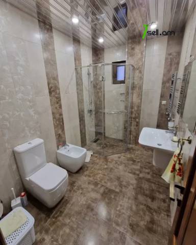 Երկու հարկանի տուն Անաստաս Միկոյանի փողոցում Դավիթաշենում, 400 ք.մ., 2 սանհանգույց, եվրովերանորոգված