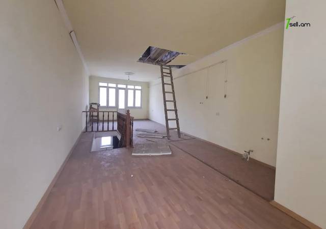 Երեք հարկանի քարե տուն Խորենացու փողոցում կենտրոնում, 145 ք.մ., 2 սանհանգույց, կոսմետիկ վերանորոգում