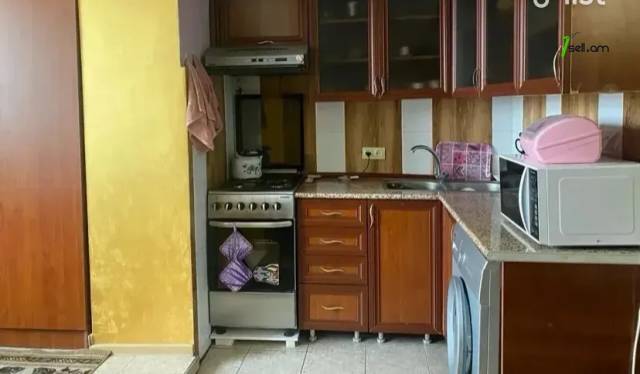 4 սենյականոց բնակարան Ռոստովյան փողոցում, 75 ք.մ., 3/5 հարկ, կոսմետիկ վերանորոգում, քարե շենք