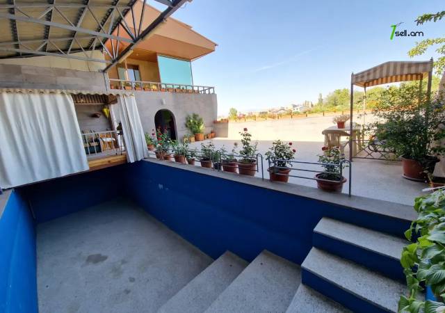 Երկու հարկանի քարե տուն Աշոտ Հովհաննիսյանի փողոցում Նոր Նորքում, 700 ք.մ., 3+ սանհանգույց