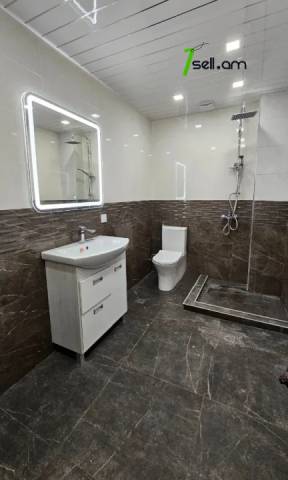 Երեք հարկանի քարե թաունհաուզ Նվեր Սաֆարյան փողոցում Ավանում, 351 ք.մ., 3+ սանհանգույց