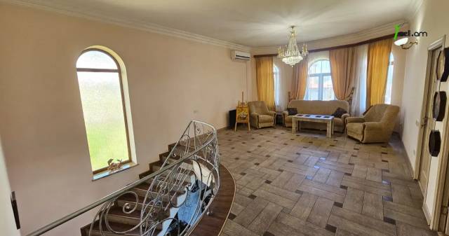 Երկու հարկանի քարե տուն Սիլիկյան 5-րդ փողոցում Աջափնյակում, 3000 քմ, 2 սանհանգույց, մեծ հողամաս