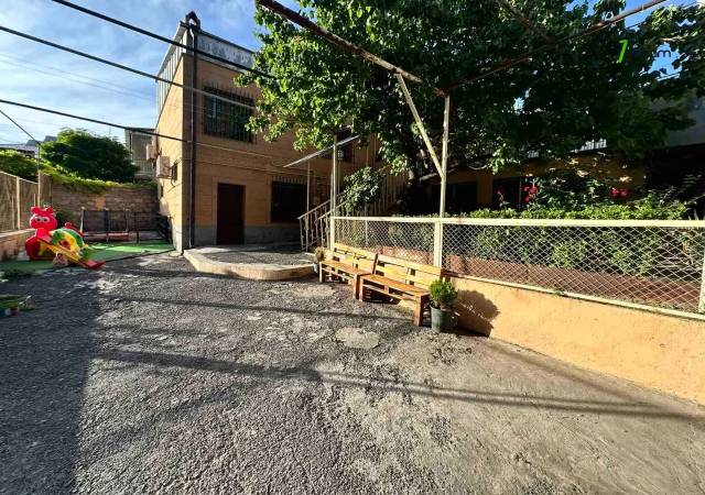 Բազմաֆունկցիոնալ գույք Արամ Խաչատրյանի փողոցում Արաբկիրում, 150 քմ