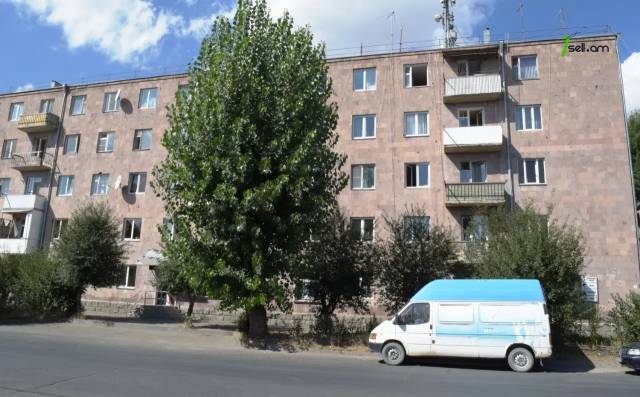 3 սենյականոց բնակարան Միխայիլ Սալտիկով-Շեդրինի փողոցում, 86 ք.մ., քարե շենք