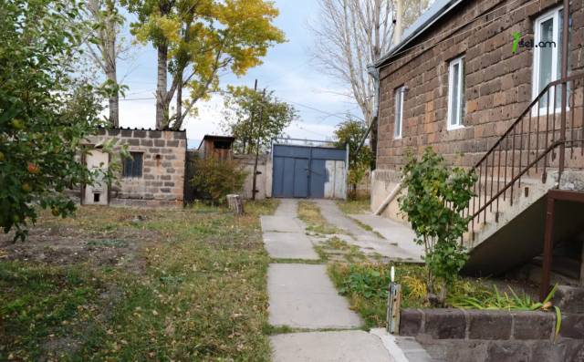 Երկու հարկանի քարե տուն, Ղարսի խճուղի Գյումրիում, 298 ք.մ., 2 սանհանգույց