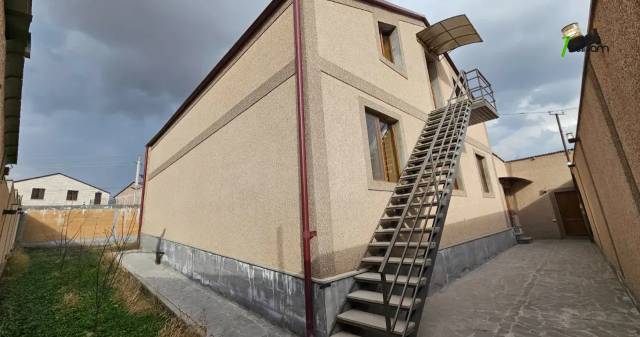 Երկու հարկանի քարե տուն, Գ-1 թաղամաս Աջափնյակում, 880 ք.մ., 2 սանհանգույց, կապիտալ վերանորոգված