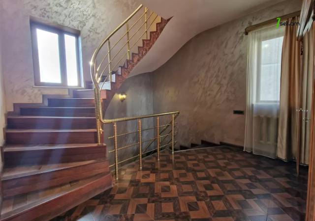 Երեք հարկանի քարե տուն Քանաքեռ Զեյթունում, 300 ք.մ., 3+ սանհանգույց, դիզայներական ոճով վերանորոգված