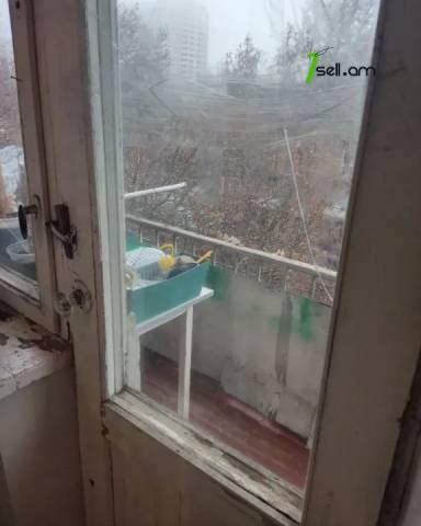 3 սենյականոց բնակարան Արամ Խաչատրյանի փողոցում, 86 ք.մ., մի քանի պատշգամբ, քարե շենք