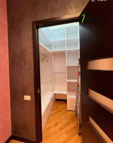 4 սենյականոց բնակարան Լեռ Կամսարի փողոցում, 107 ք.մ., 2 սանհանգույց, բարձր առաստաղներ, 2/9 հարկ