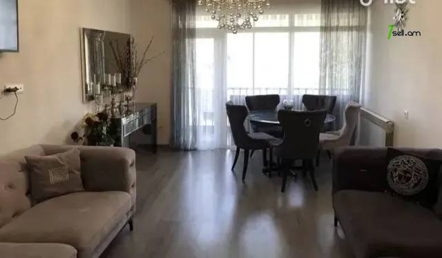 3 սենյականոց բնակարան Գրիբոյեդով փողոցում, 82 ք.մ., դիզայներական ոճով վերանորոգված, քարե շենք