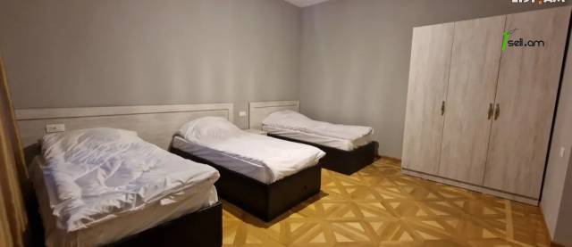 Ընդարձակ 5 սենյականոց բնակարան Մեսրոպ Մաշտոցի պողոտայում, 310 ք.մ., 2 սանհանգույց, բարձր առաստաղներ