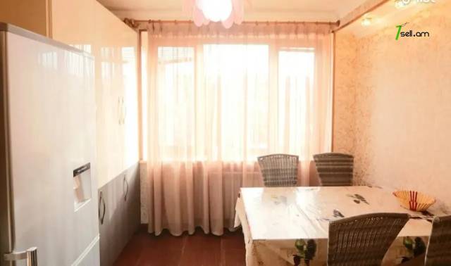 3 սենյականոց բնակարան Հանրապետության փողոցում, 83 ք.մ., 3/5 հարկ, եվրովերանորոգված, քարե շենք