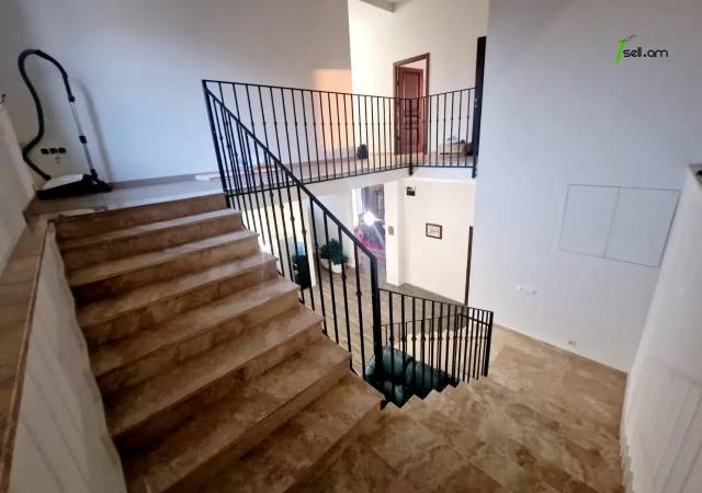 Երկու հարկանի քարե տուն Ծարավ աղբյուրի փողոցում Ավանում, 900 քմ, 3+ սանհանգույց, եվրովերանորոգված