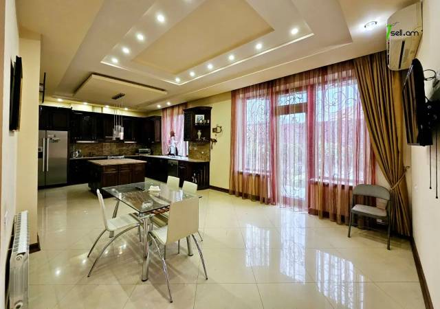 Երեք հարկանի քարե տուն, Գ-1 թաղամաս Աջափնյակում, 1391 ք.մ., 3+ սանհանգույց, կապիտալ վերանորոգված