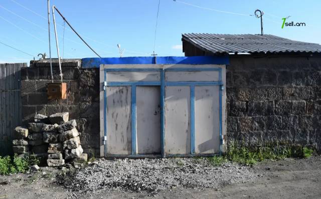 Մեկ հարկանի քարե տուն Աբովյան փողոցում Գյումրիում, 107 քմ