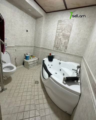 3 սենյականոց բնակարան Կոմիտասի պողոտայում, 88 ք.մ., 3/9 հարկ, կապիտալ վերանորոգված, քարե շենք