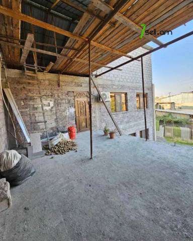 Երկու հարկանի քարե տուն Նոր Արեշի 37րդ փողոցում Էրեբունիում, 855 ք.մ., 2 սանհանգույց