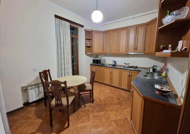 Ընդարձակ 3 սենյականոց բնակարան Թումանյան փողոցում, 160 ք.մ., նախավերջին հարկ, 2 սանհանգույց